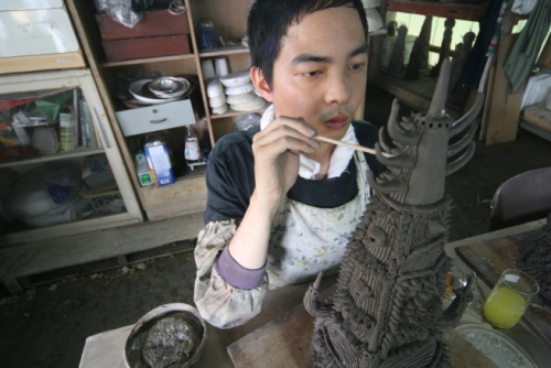 Portrait of Shinichi Sawada working at the ceramics facility at Nakayoshi Fukushikai, Shiga Prefecture, Japan